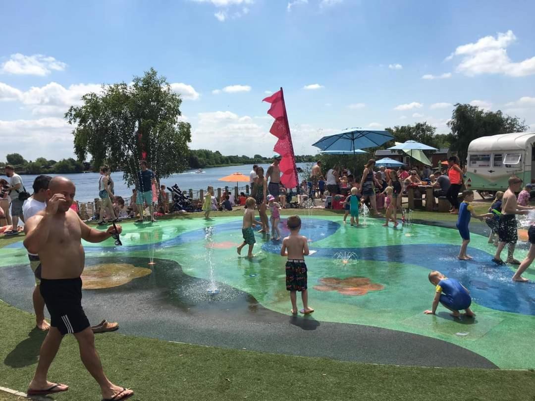 Living Easy Staycations At Tattershall Lakes מראה חיצוני תמונה